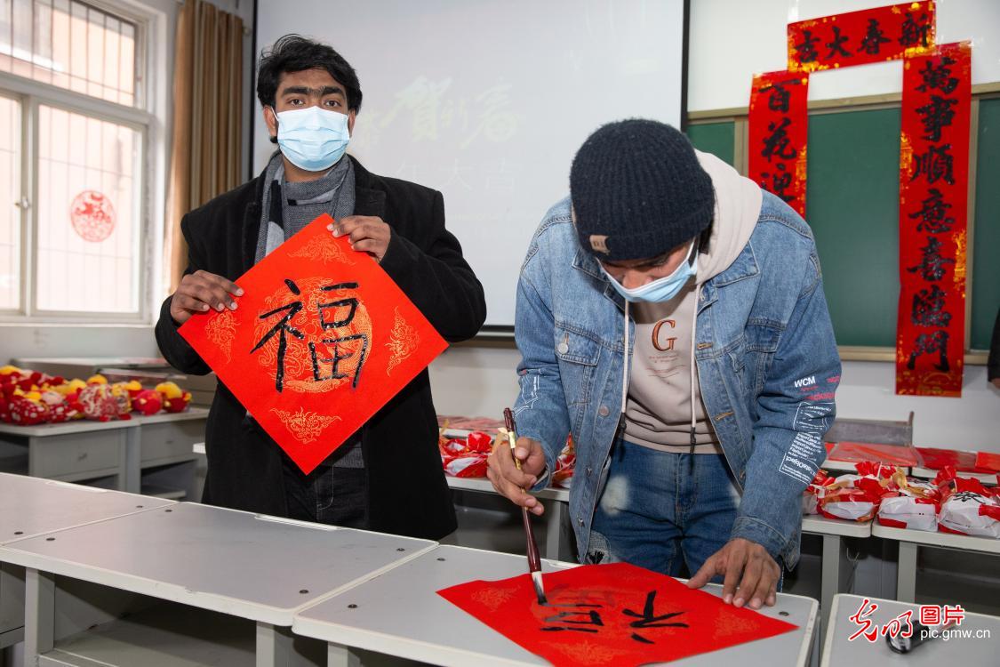 湖北襄阳:留学生感受中国年味 湖北襄阳:留学生感受中国年味