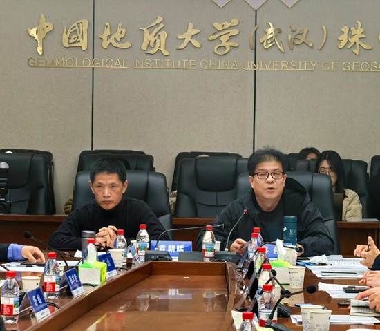 说明: 发言照片 说明: 发言照片