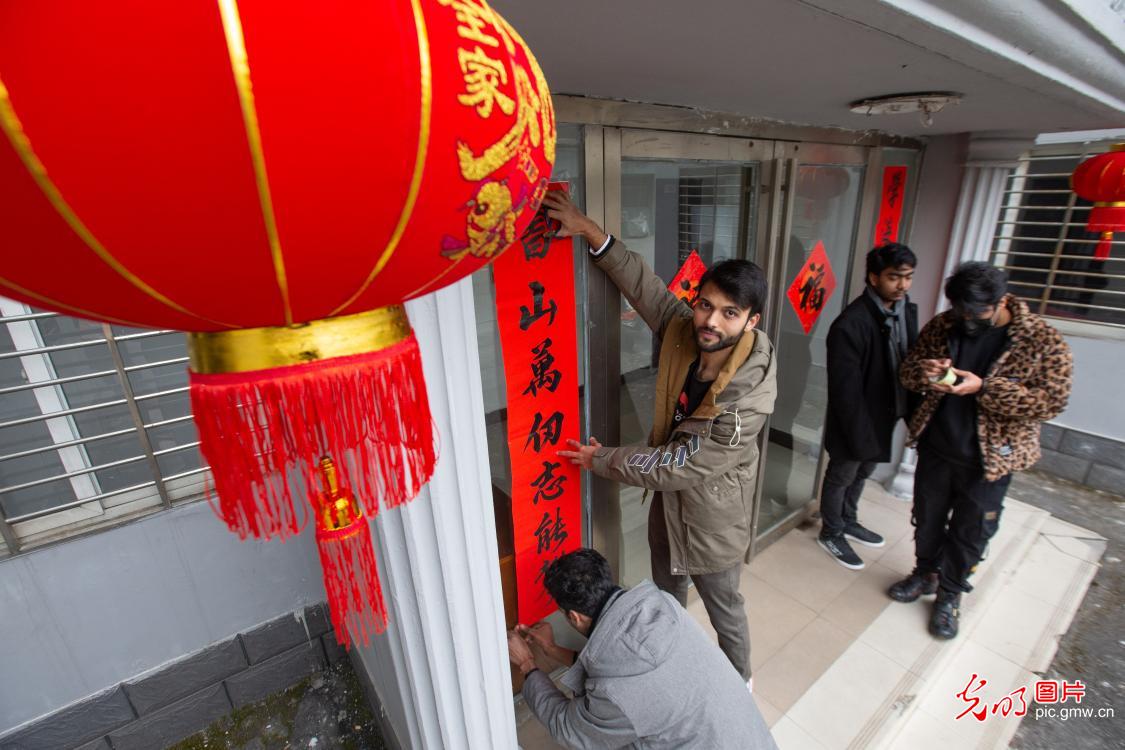 湖北襄阳:留学生感受中国年味 湖北襄阳:留学生感受中国年味
